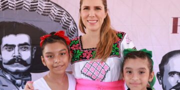 Celebra Atenea Gómez en Zona Continental el Desfile del 20 de Noviembre