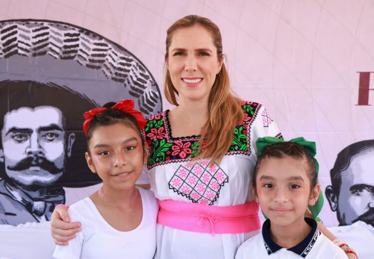 Celebra Atenea Gómez en Zona Continental el Desfile del 20 de Noviembre