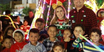 Fomenta Atenea Gómez el espíritu navideño en Isla Mujeres con el tradicional encendido navideño