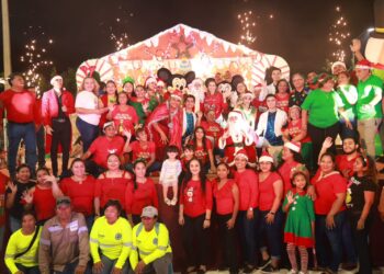 Inaugura Atenea Gómez Ricalde el Parque de Navidad en la Zona Continental