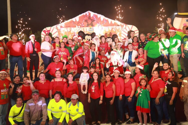 Inaugura Atenea Gómez Ricalde el Parque de Navidad en la Zona Continental