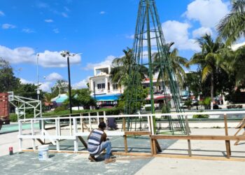Avanza en Puerto Morelos instalación de decoración navideña