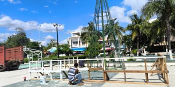 Avanza en Puerto Morelos instalación de decoración navideña