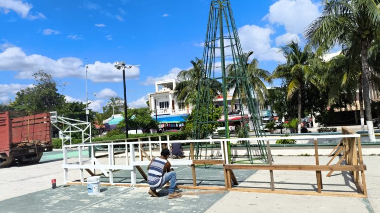 Avanza en Puerto Morelos instalación de decoración navideña