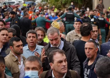 "Insultan y lanzan lodo a monarcas" Repudio a corona española en Valencia