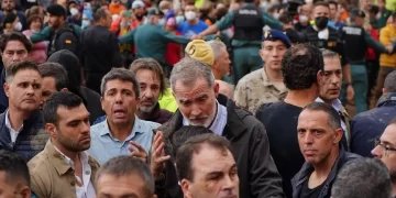 "Insultan y lanzan lodo a monarcas" Repudio a corona española en Valencia
