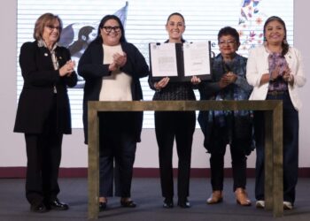Claudia Sheinbaum firma decreto para garantizar derechos de mexicanas en Constitución