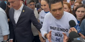 Panistas se manifiestan en respaldo al INAI liderados por Jorge Romero