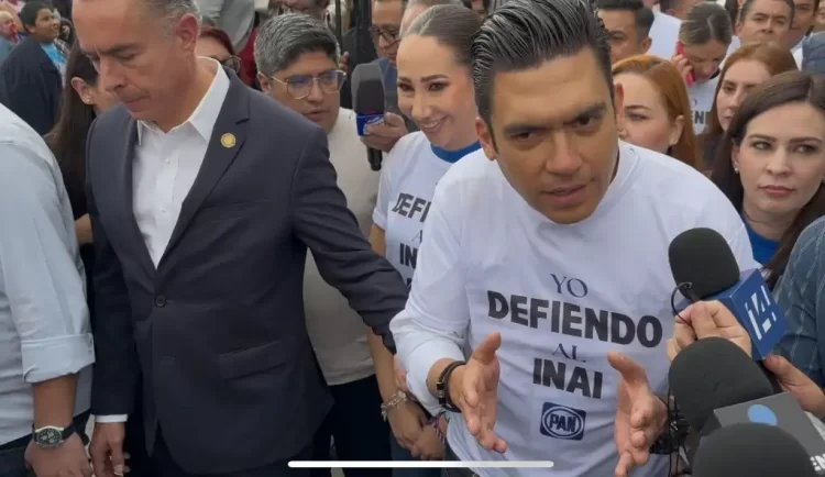 Panistas se manifiestan en respaldo al INAI liderados por Jorge Romero