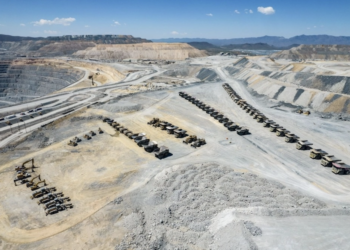Cuestiona Sheinbaum operación de mineras canadienses en México