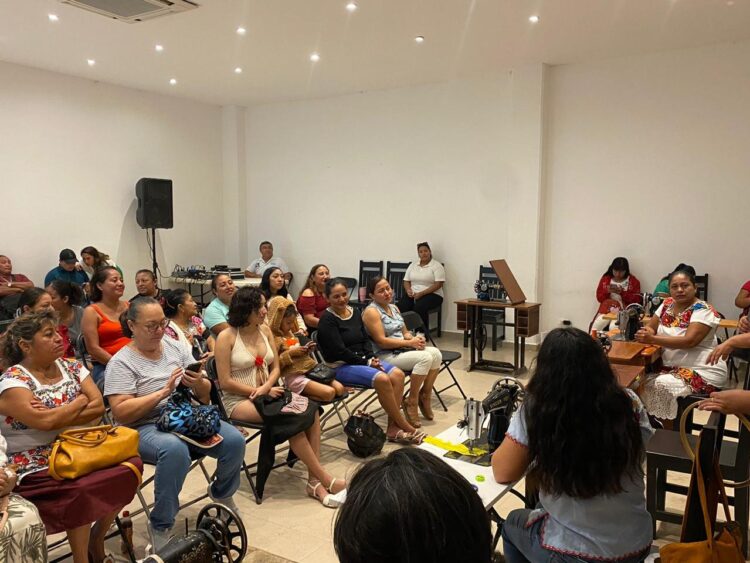 Imparten curso de bordado a maquina a emprendedoras de Puerto Morelos