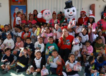Alegra Atenea Gómez los corazones de las niñas y niños de Isla Mujeres en esta Navidad