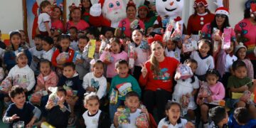 Alegra Atenea Gómez los corazones de las niñas y niños de Isla Mujeres en esta Navidad
