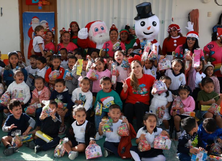 Alegra Atenea Gómez los corazones de las niñas y niños de Isla Mujeres en esta Navidad