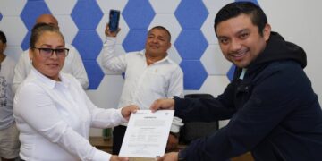 Candidatos a la alcaldía de Puerto Aventuras reciben constancia