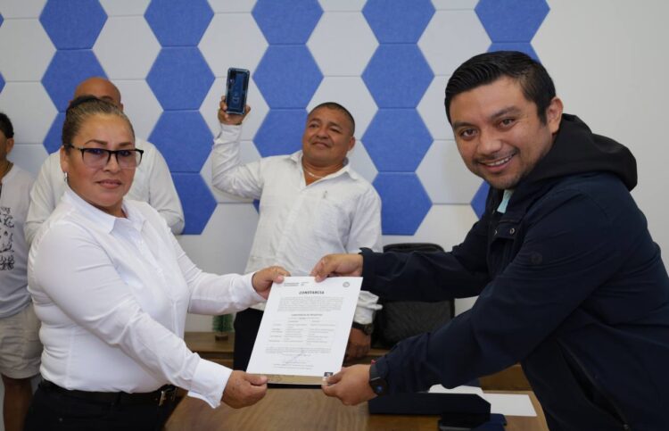 Candidatos a la alcaldía de Puerto Aventuras reciben constancia