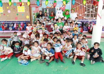 Alegra Atenea Gómez a la niñez de Isla Mujeres con el Programa ‘Navidad en tu Escuela’