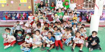 Alegra Atenea Gómez a la niñez de Isla Mujeres con el Programa ‘Navidad en tu Escuela’