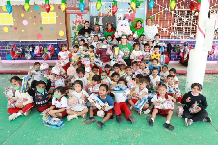 Alegra Atenea Gómez a la niñez de Isla Mujeres con el Programa ‘Navidad en tu Escuela’