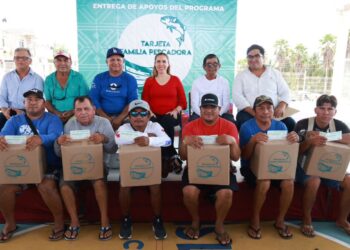Entrega Atenea Gómez paquetes alimentarios del Programa ‘Familia Pescadora’