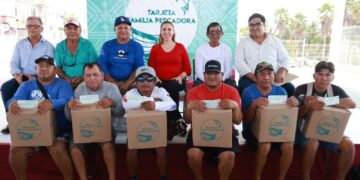 Entrega Atenea Gómez paquetes alimentarios del Programa ‘Familia Pescadora’
