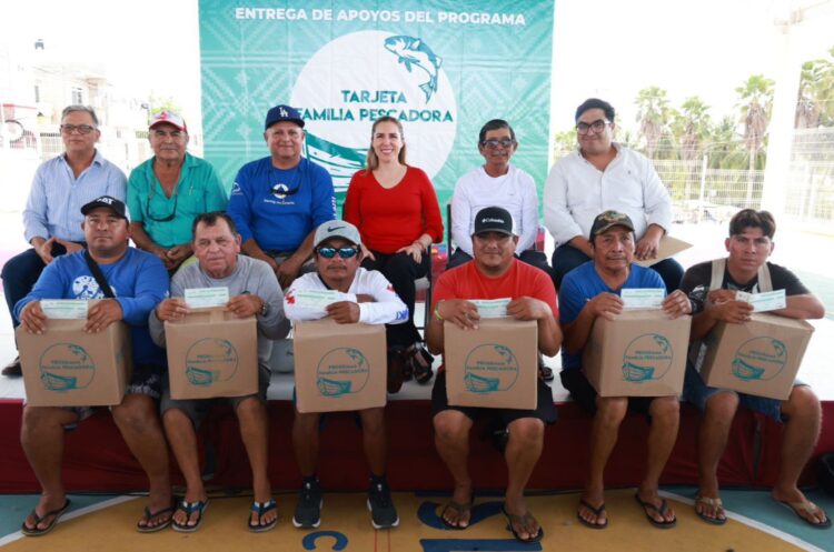 Entrega Atenea Gómez paquetes alimentarios del Programa ‘Familia Pescadora’