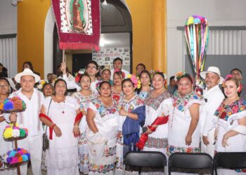 Blanca Merari acompaña al gremio de trabajadores municipales de Leona Vicario en su procesión en honor a la Guadalupana