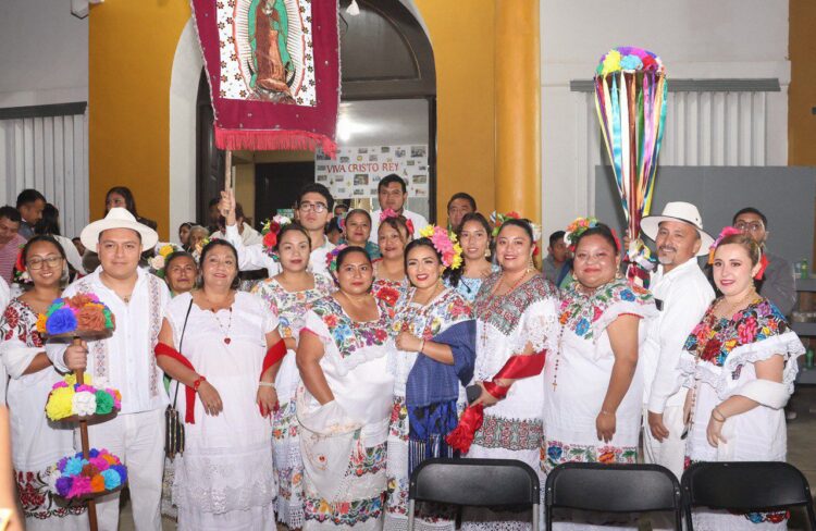 Blanca Merari acompaña al gremio de trabajadores municipales de Leona Vicario en su procesión en honor a la Guadalupana
