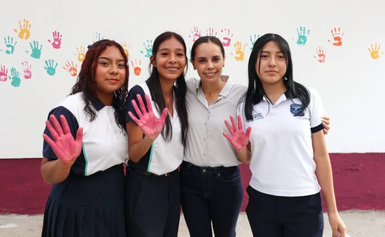 Ana Paty Peralta trabaja todos los días por un mejor futuro para las y los jóvenes cancunenses