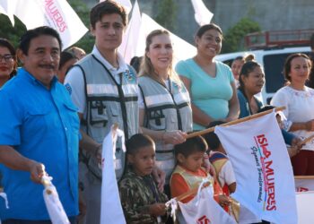 Continúa Atenea Gómez pavimentando calles en la Zona Continental