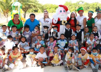 Lleva Atenea Gómez la magia de la Navidad a las niñas y niños de Zona Continental