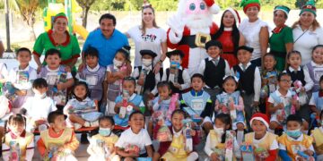 Lleva Atenea Gómez la magia de la Navidad a las niñas y niños de Zona Continental
