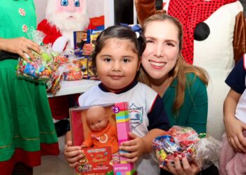 Atenea Gómez Ricalde continúa llevando alegrías a las niñas y niños de Isla Mujeres