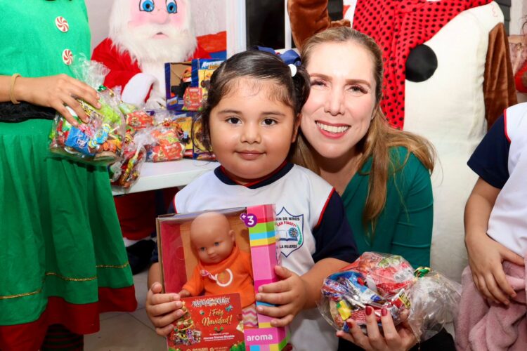 Atenea Gómez Ricalde continúa llevando alegrías a las niñas y niños de Isla Mujeres