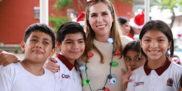 Lleva Atenea Gómez el Programa Navidad en tu Escuela a Zona Continental