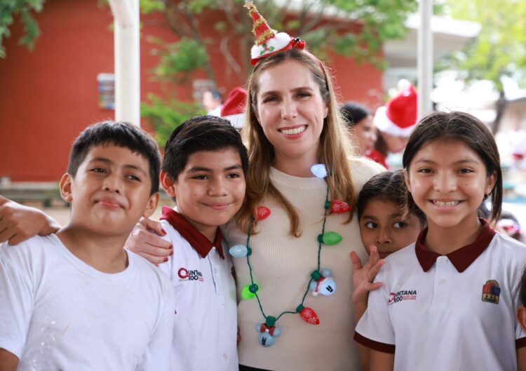 Lleva Atenea Gómez el Programa Navidad en tu Escuela a Zona Continental