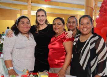 Celebra Atenea Gómez con colaboradores del Ayuntamiento de Isla Mujeres la tradicional Posada Navideña