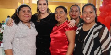 Celebra Atenea Gómez con colaboradores del Ayuntamiento de Isla Mujeres la tradicional Posada Navideña