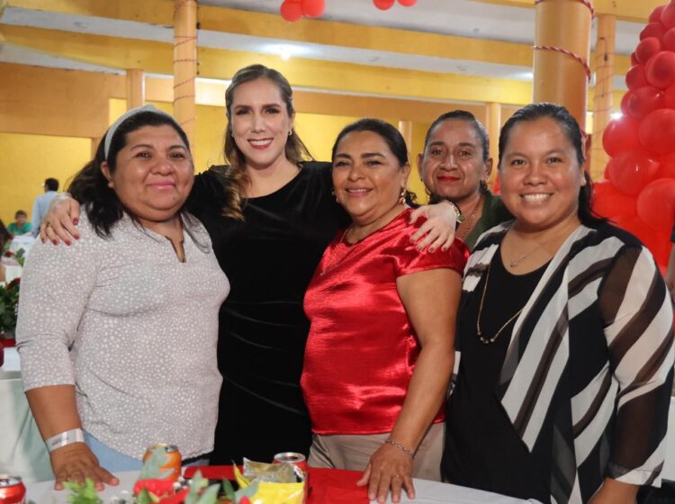 Celebra Atenea Gómez con colaboradores del Ayuntamiento de Isla Mujeres la tradicional Posada Navideña