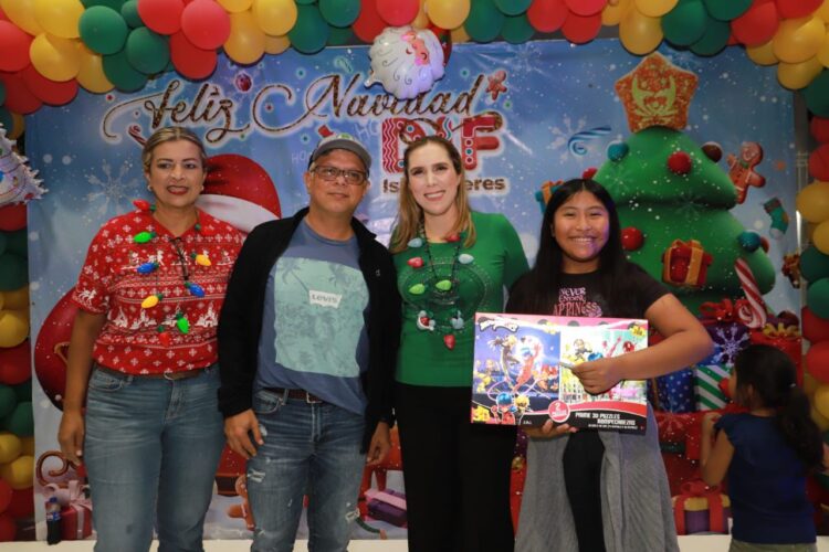 Fortalece Atenea Gómez punidad con las familias de Isla Mujeres a través de Posada en tu Colonia