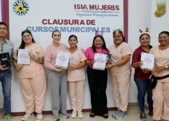 Clausura Atenea Gómez 16 cursos de capacitación en Isla Mujeres