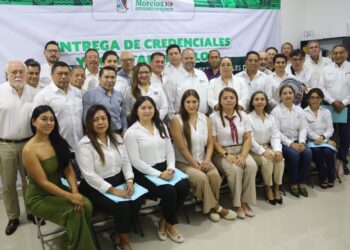 Ayuntamiento de Puerto Morelos entrega credenciales a 35 peritos y corresponsables de obra