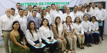 Ayuntamiento de Puerto Morelos entrega credenciales a 35 peritos y corresponsables de obra