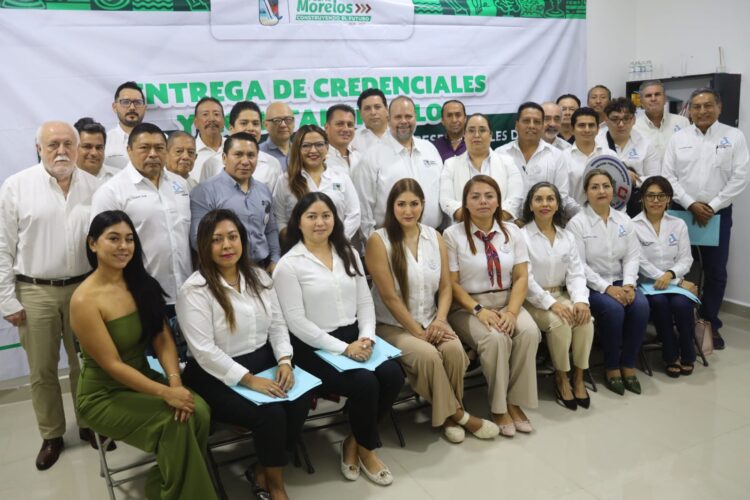 Ayuntamiento de Puerto Morelos entrega credenciales a 35 peritos y corresponsables de obra