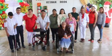 Blanca Merari festeja a abuelitos de Leona Vicario en la posada navideña Yotoch Nool KI’Imak 2024