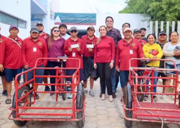 Entrega Atenea Gómez vales de pavos navideños a maleteros de Isla Mujeres