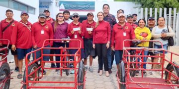 Entrega Atenea Gómez vales de pavos navideños a maleteros de Isla Mujeres
