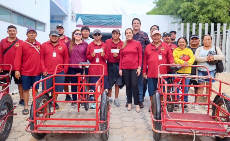 Entrega Atenea Gómez vales de pavos navideños a maleteros de Isla Mujeres