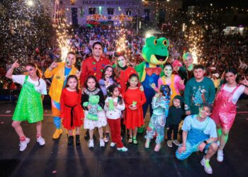 Engalanan Lara Campos y Los Meñiques de la Casa el Show Navideño en Isla Mujeres