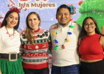 Celebra Atenea Gómez la Navidad con las juventudes de Isla Mujeres